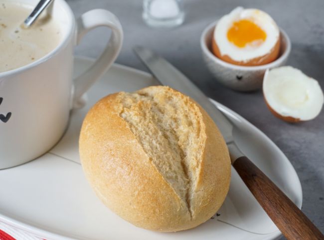 Brötchen und Frühstücksei aus der Heißluftfritteuse 