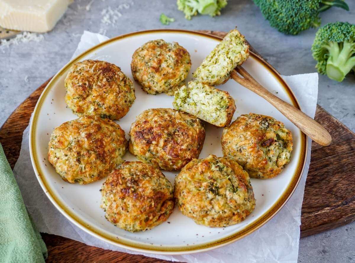 Brokkoli-Käse-Nuggets aus der Heißluftfritteuse Brokkoli-Käse-Nuggets aus der Heißluftfritteuse