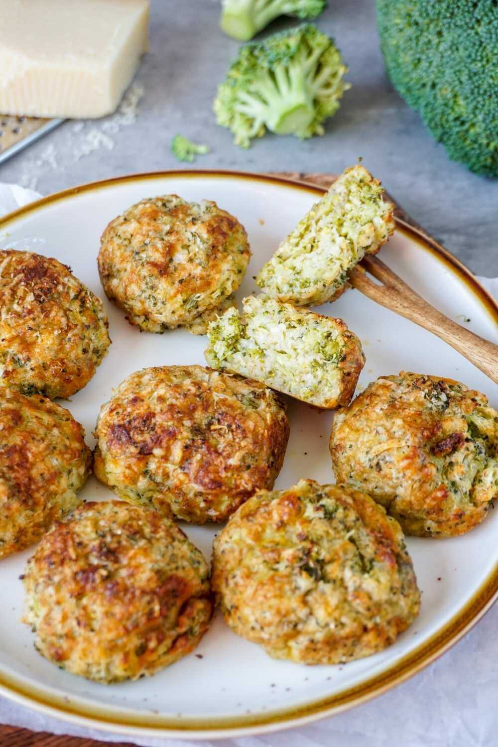 Brokkoli-Käse-Nuggets aus der Heißluftfritteuse Brokkoli-Käse-Nuggets aus der Heißluftfritteuse