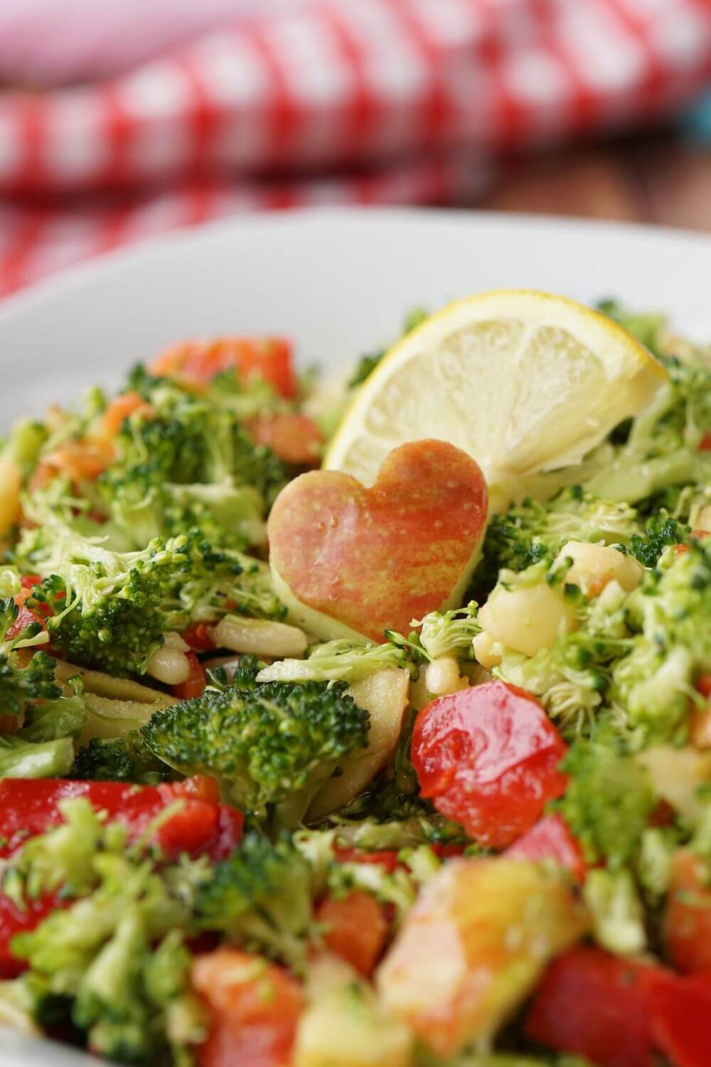 Brokkoli Salat mit Apfel und Pinienkernen