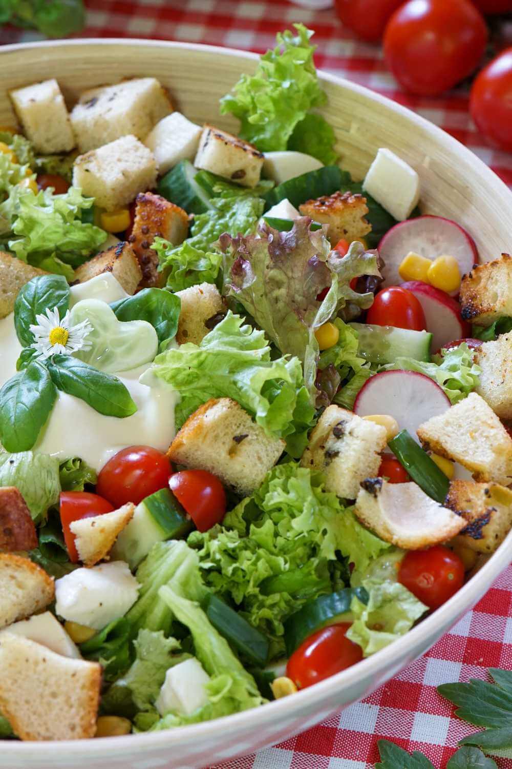 Brotsalat mit Honig-Senf-Dressing