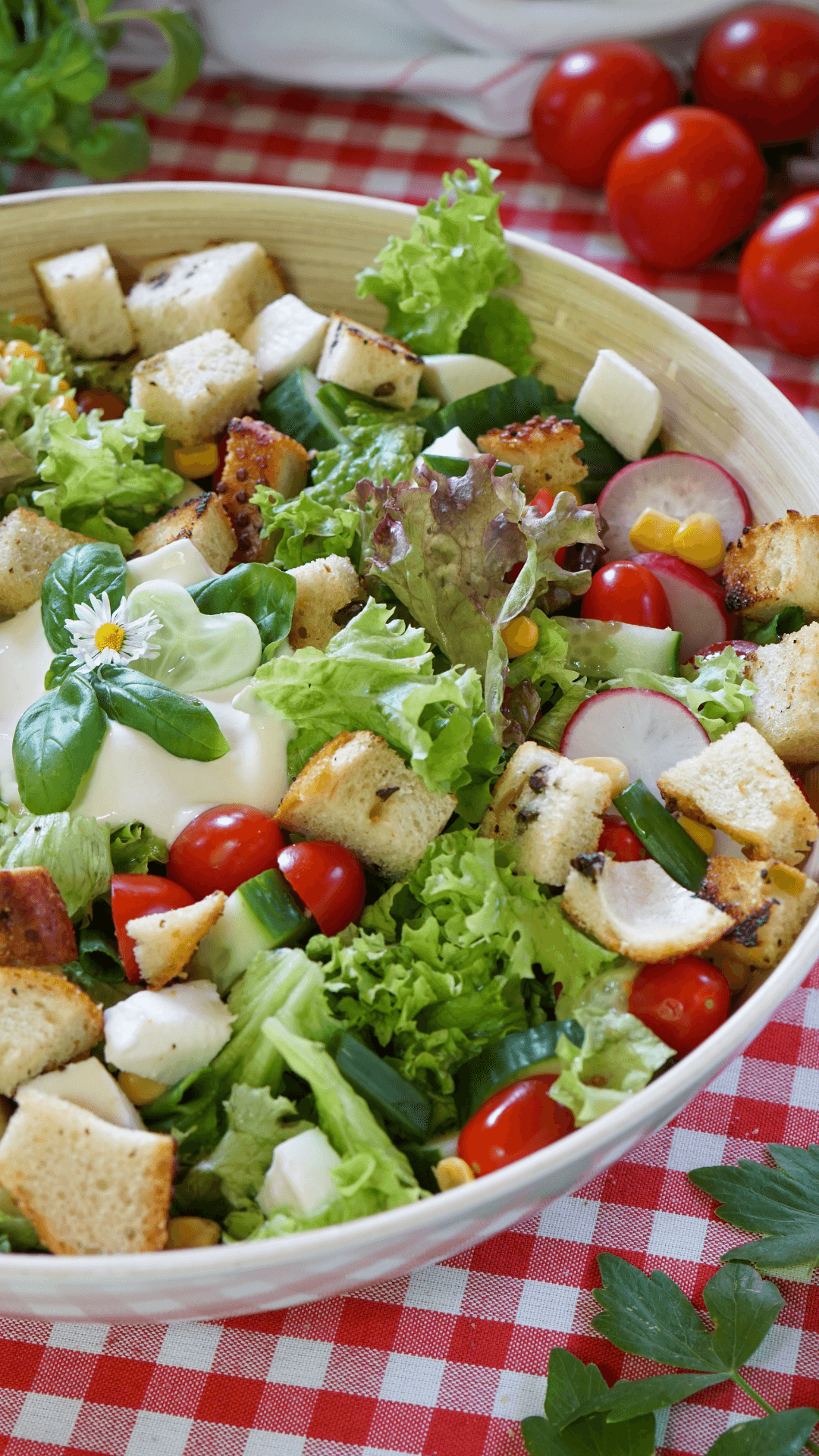 Brotsalat - ein blitzschneller Salat für heiße Sommertage Brotsalat - ein blitzschneller Salat für heiße Sommertage