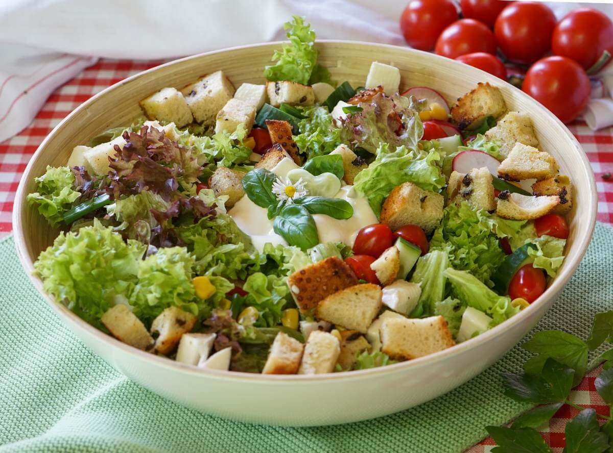 Brotsalat mit Honig-Senf-Dressing