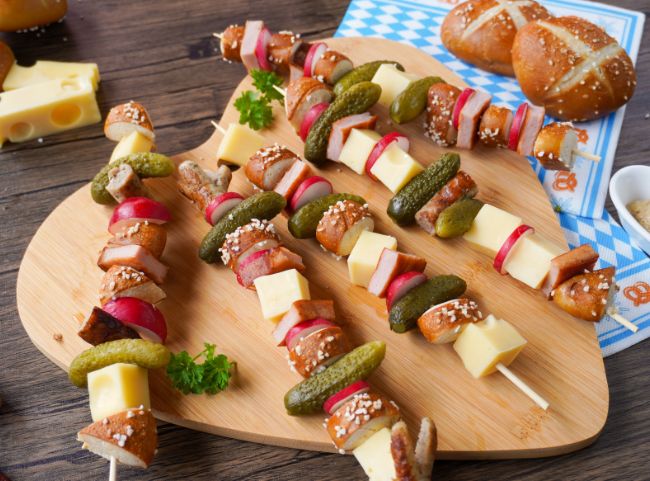 Brotzeit-Spieße als Oktoberfest Fingerfood