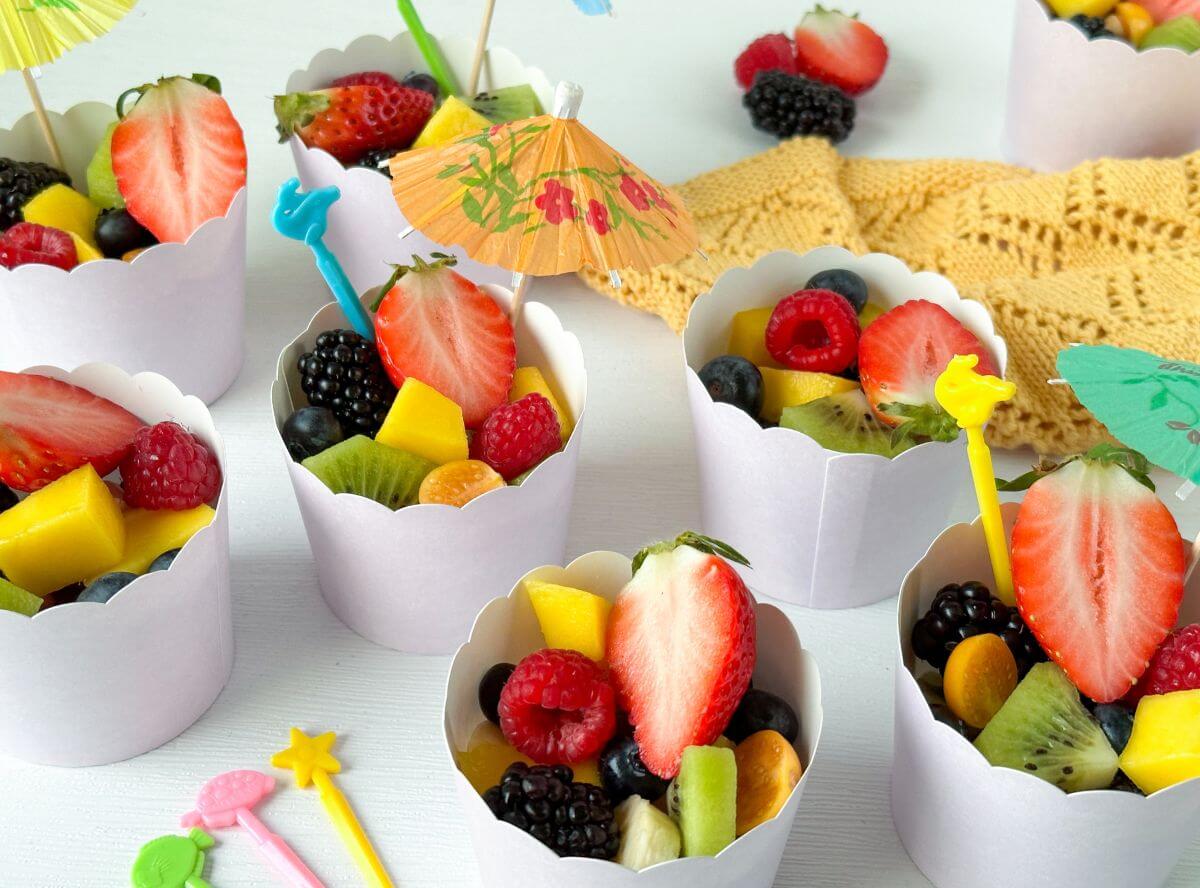Bunte Obstbecher