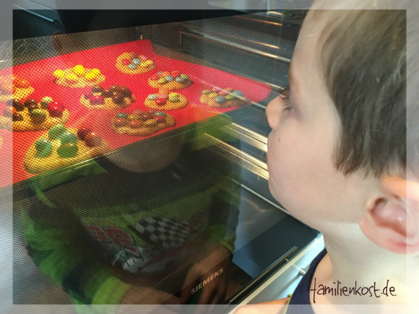 Bunte Kekse mit Smarties für Kindern backen