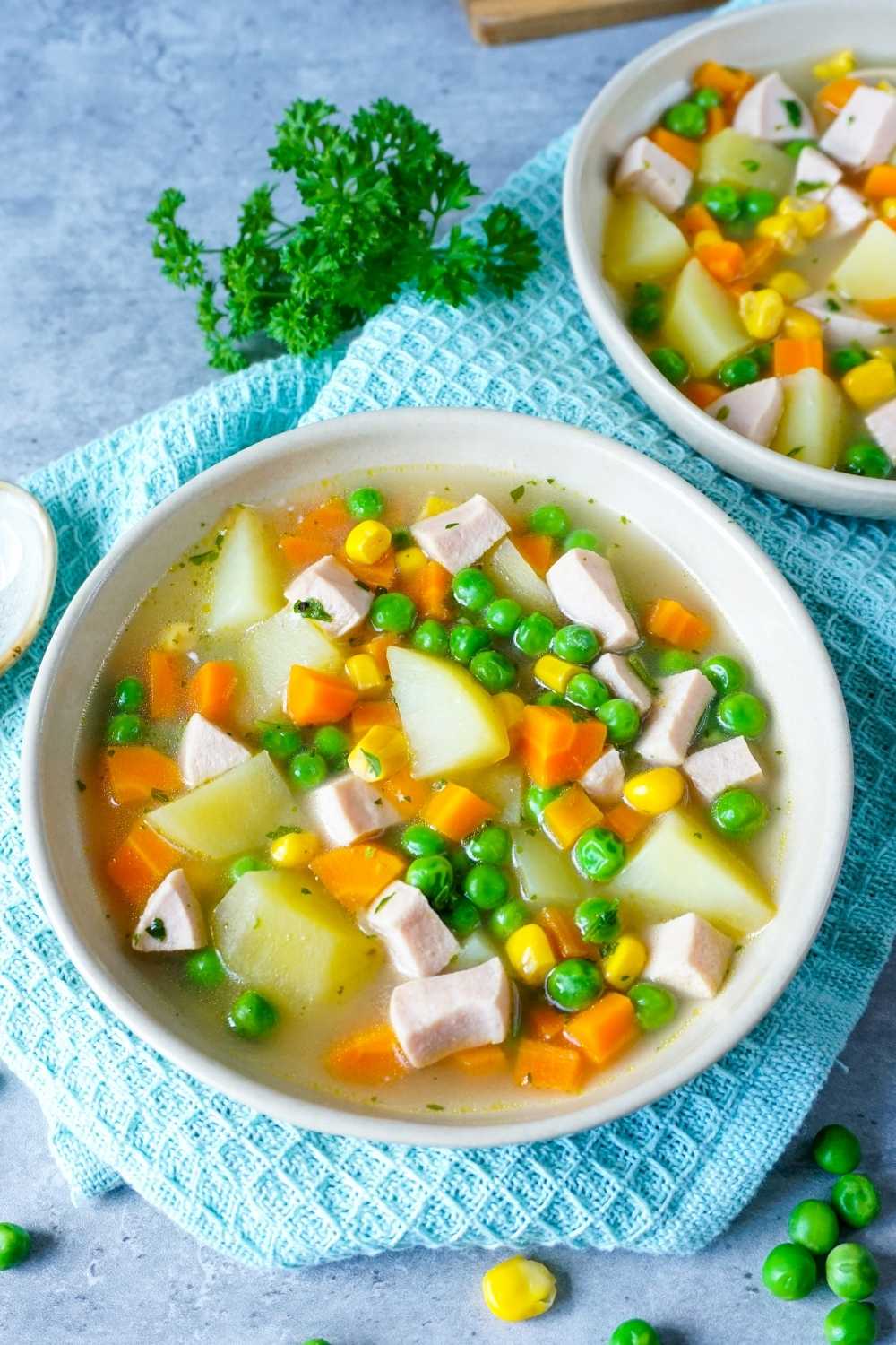 Bunter Gemüseeintopf mit Kartoffeln und Fleischwurst Bunter Gemüseeintopf mit Kartoffeln und Fleischwurst
