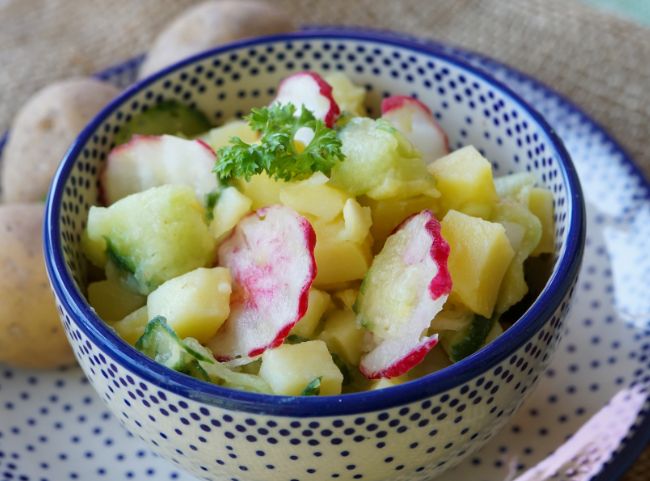 Bunter Kartoffelsalat mit Radieschen Bunter Kartoffelsalat mit Radieschen