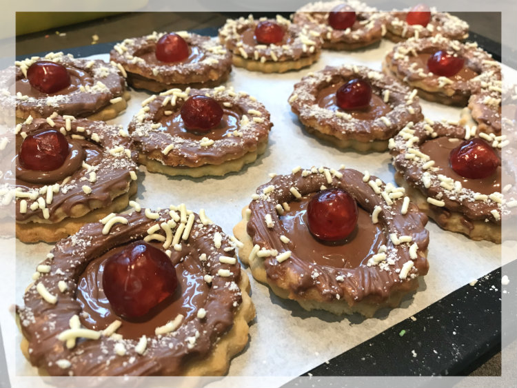 Butterkekse mit Nougat und Belegkirschen Butterkekse mit Nougat und Belegkirschen