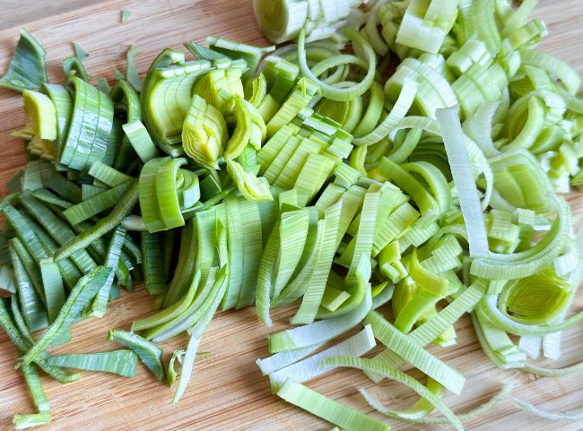 Cabanossi Suppe Lauch schneiden