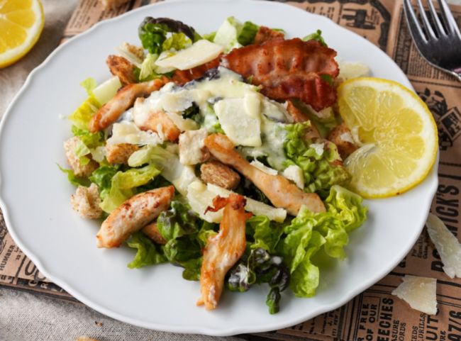 Caesar Salad mit Hähnchen und Dressing ohne Ei