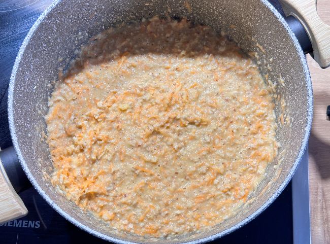 Carrot Cake Porridge mit Apfel Möhre kochen