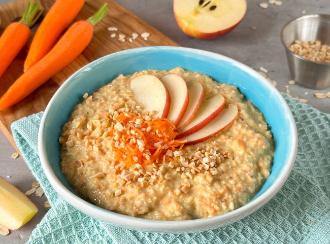 Carrot Cake Porridge mit Möhre und Apfel