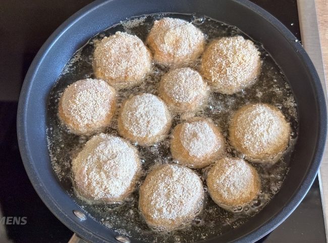 Champignons in der Pfanne frittieren