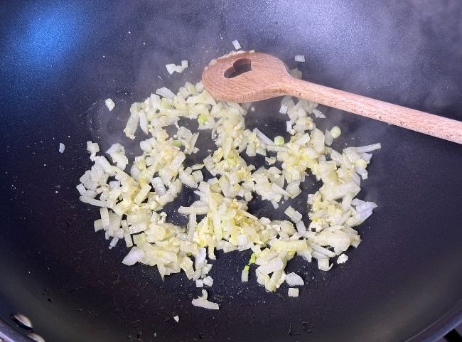 Chili con Carne - Zwiebel andünsten