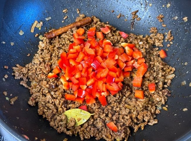 Chili con Carne - Paprikawürfel hinzufügen