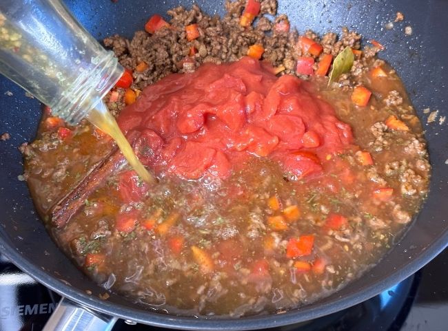 Chili con Carne - mit Rinderbrühe auslöschen