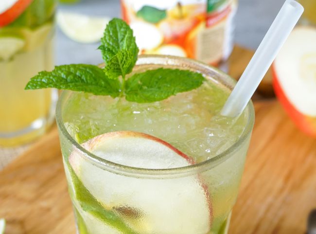 Cocktail mit Apfelsaft