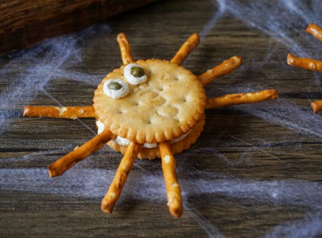 Spinnen-Cracker mit Frischkäse
