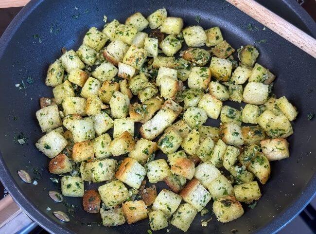 Cremige Knoblauchsuppe - Croutons selber machen