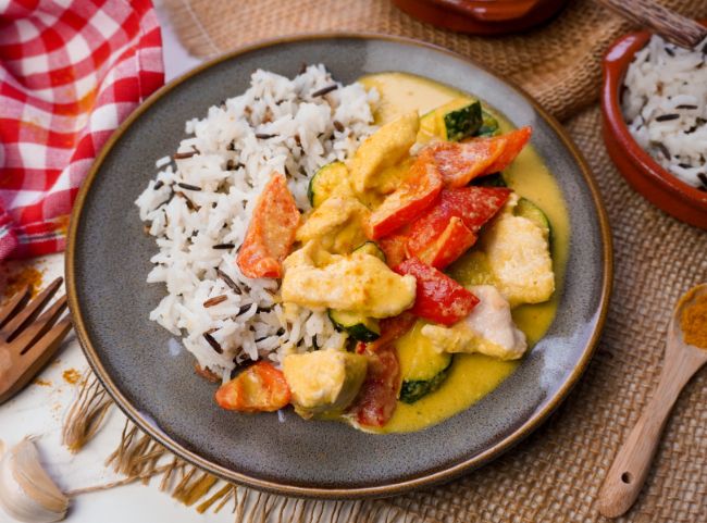 Currysauce Reis Hähnchen Gemüse