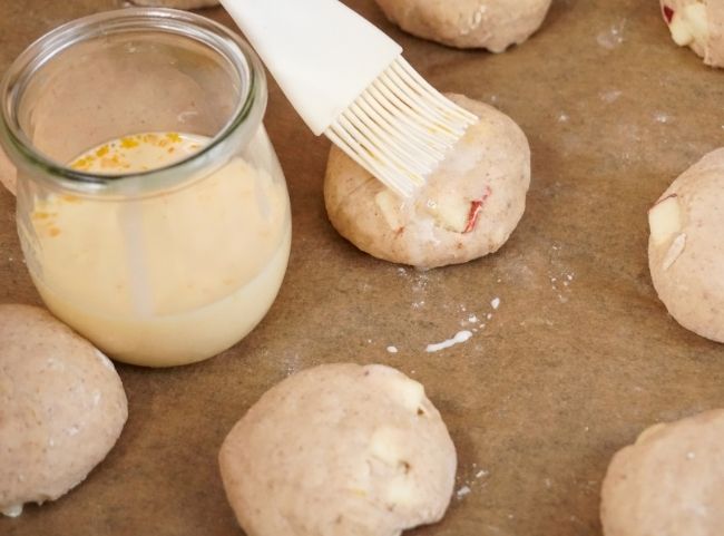 Dattelbrötchen mit Milch und Ei bestreichen