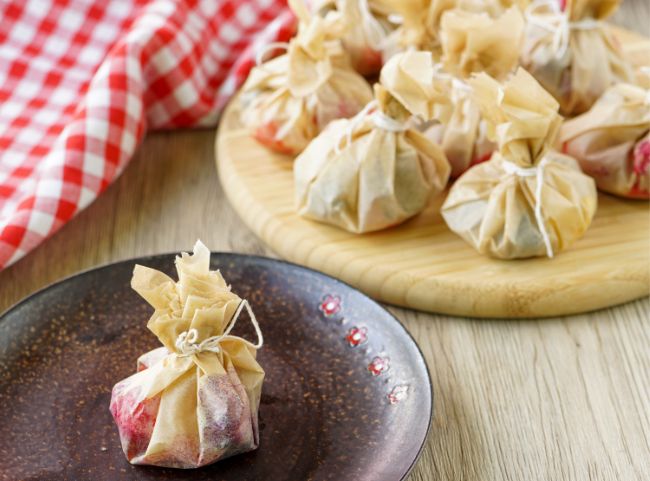 Schoko-Obst-Päckchen als Dessert vom Grill