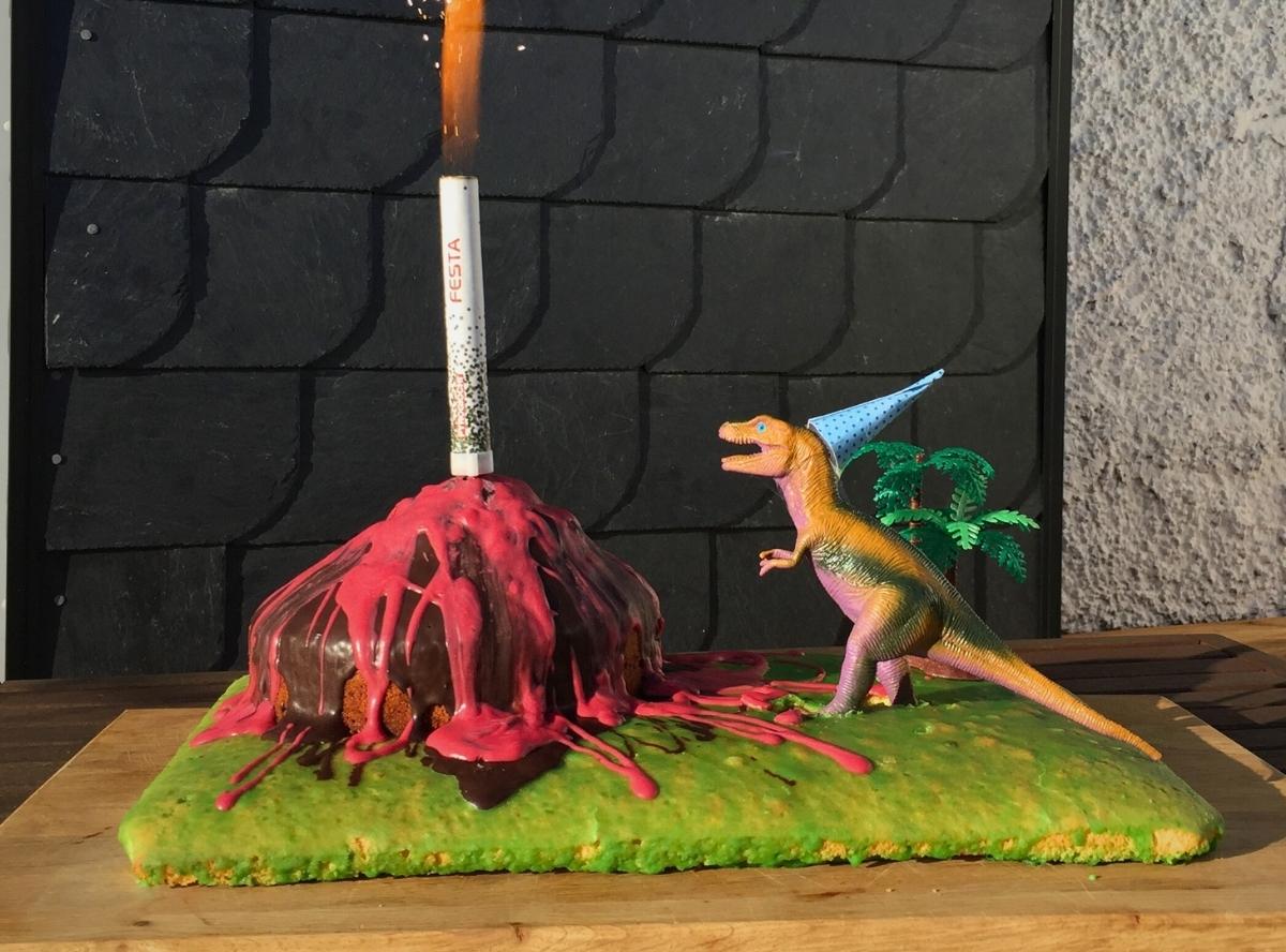 Dino Kuchen mit Vulkan