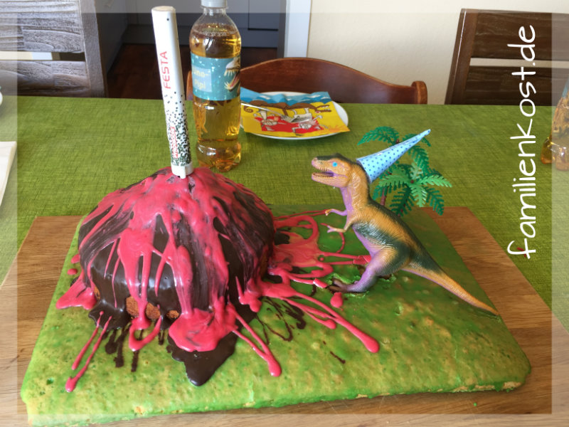 Dino Kuchen mit Vulkan
