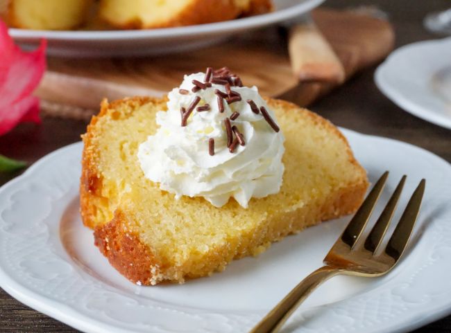 Eierlikörkuchen mit Sahne