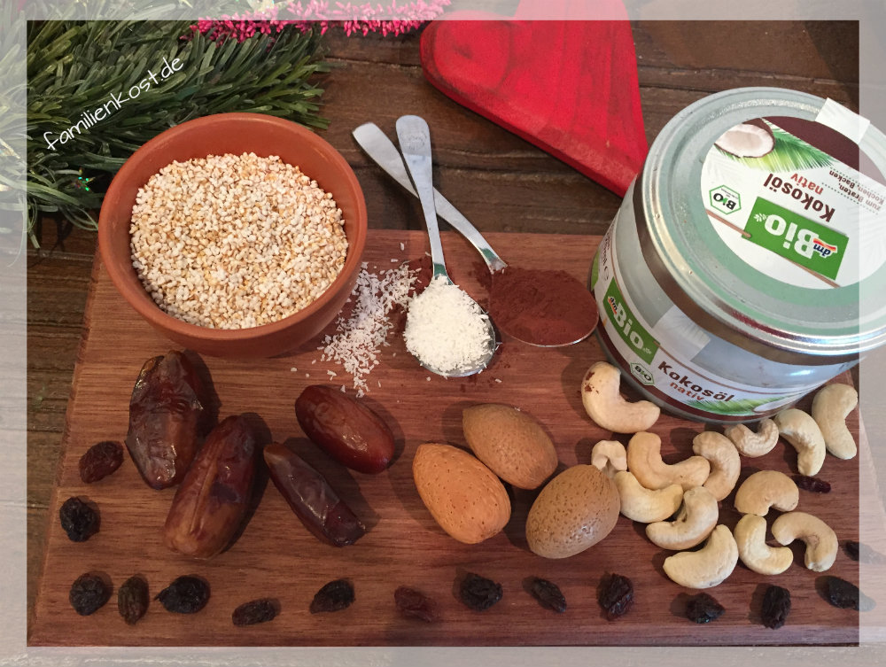 Energiebällchen mit Datteln, Cashew-Nüssen und Mandeln Energiebällchen mit Datteln, Cashew-Nüssen und Mandeln