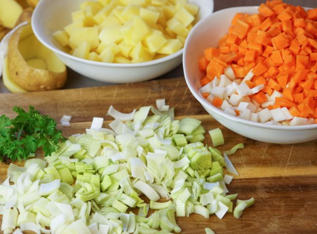 Erbsensuppe Gemüse schneiden