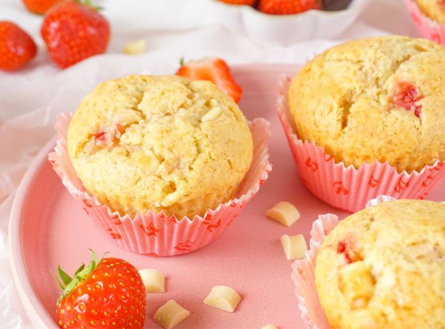 Erdbeer-Frischkäse-Muffins mit weißer Schokolade