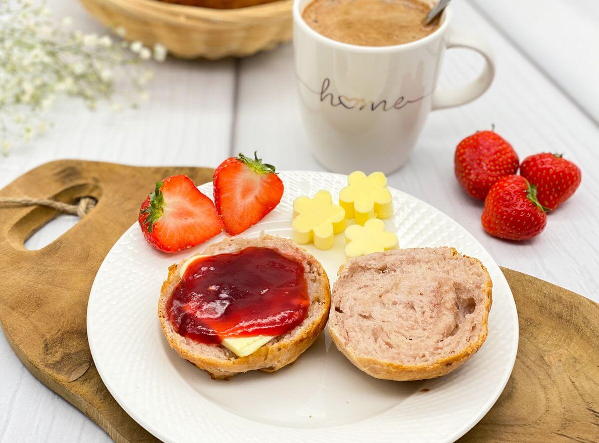 Erdbeer-Milchbrötchen