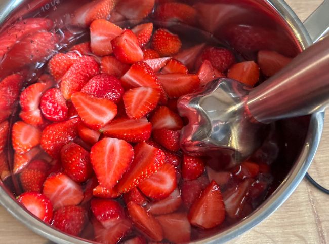 Erdbeeren mit Holunderblüten pürieren