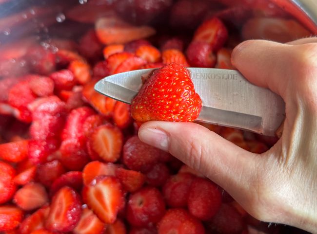 Erdbeeren klein schneiden