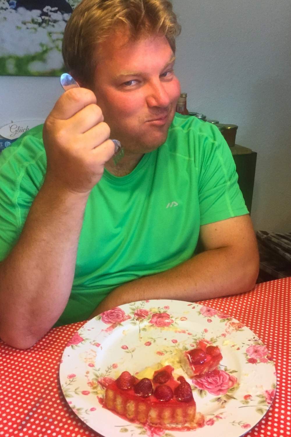 Erdbeerkuchen alleine essen