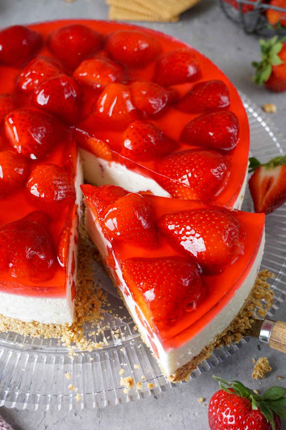 Erdbeerkuchen ohne Backen mit Keksboden