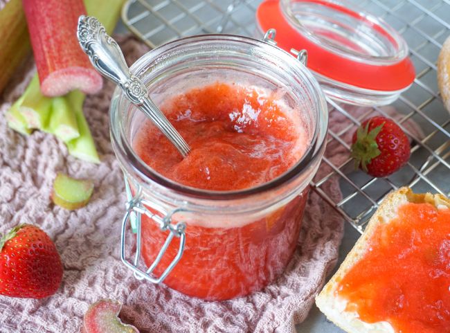 Erdbeermarmelade mit Rhabarber Erdbeermarmelade mit Rhabarber