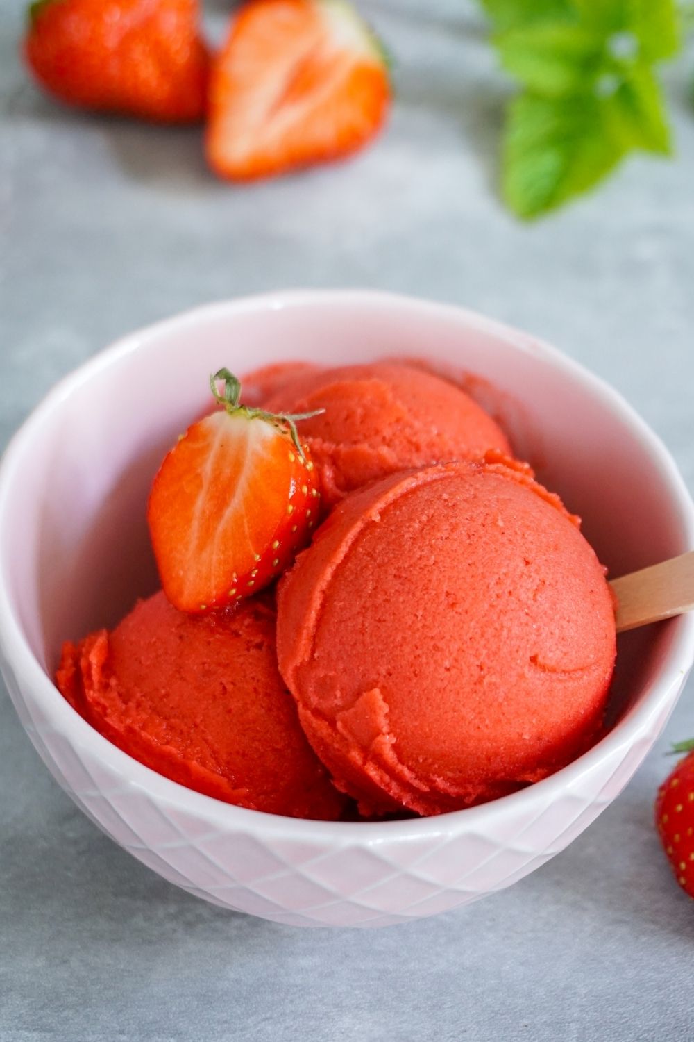 Erdbeersorbet – fruchtig frisches Eis ohne Milch Erdbeersorbet – fruchtig frisches Eis ohne Milch