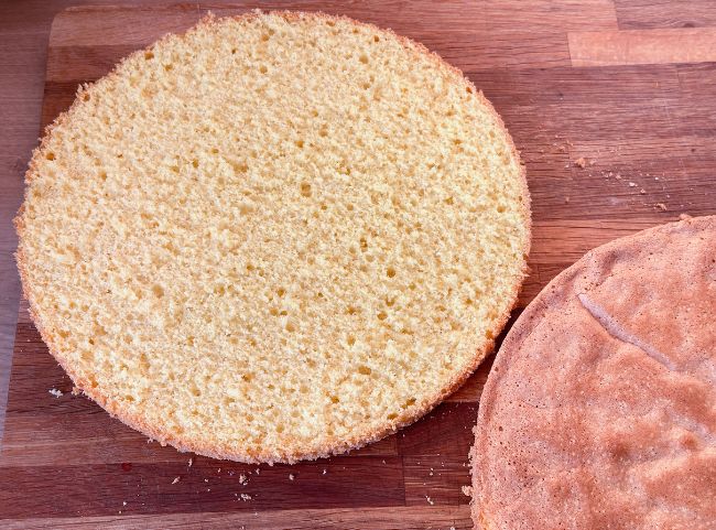 Erdbeertorte Biskuitboden teilen