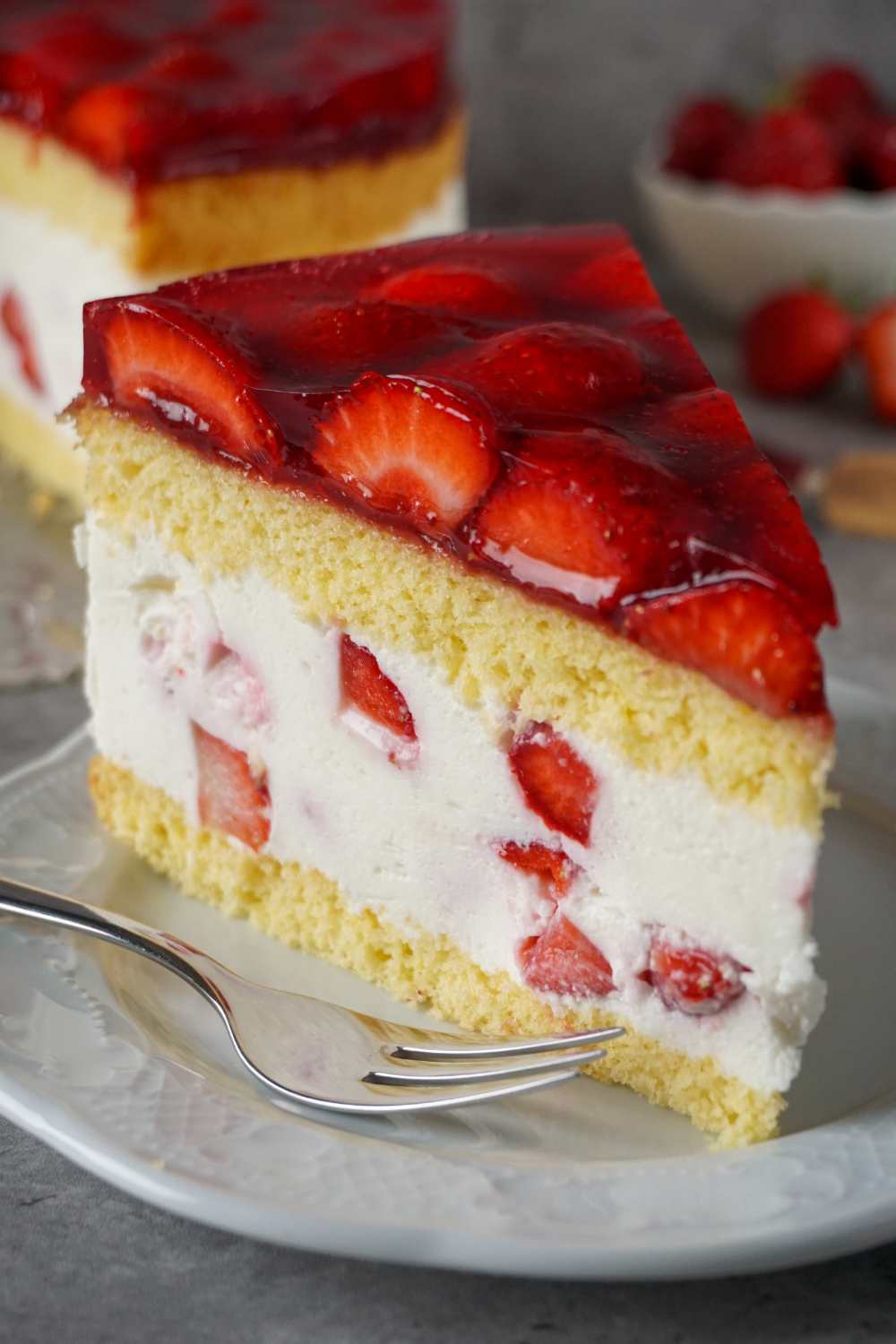 Erdbeertorte mit Biskuitboden und Quark-Sahne Füllung Erdbeertorte mit Biskuitboden und Quark-Sahne Füllung