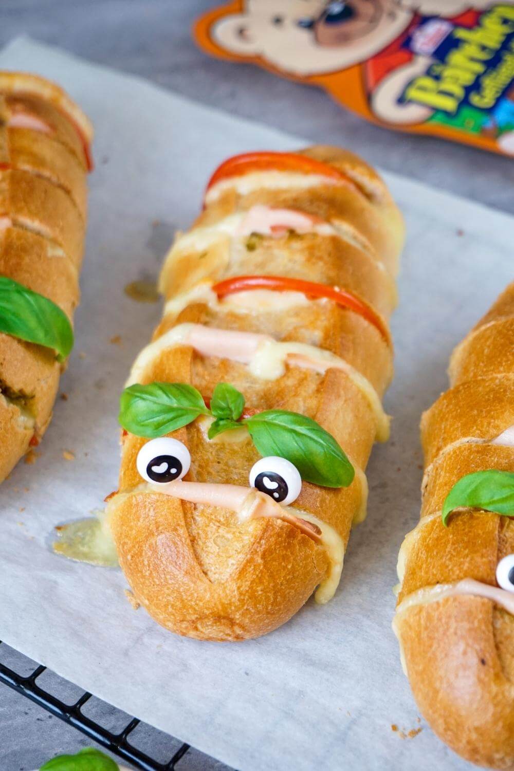 Fächerbaguette-Raupen Tomate-Mozzarella Fächerbaguette-Raupen Tomate-Mozzarella