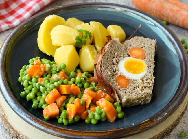 Falscher Hase Hackbraten gefüllt mit Ei