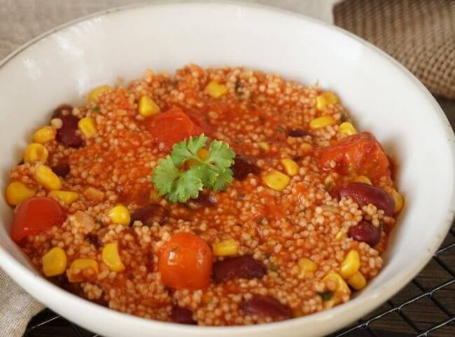 Couscous-Pfanne mit Tomaten und Kidneybohnen