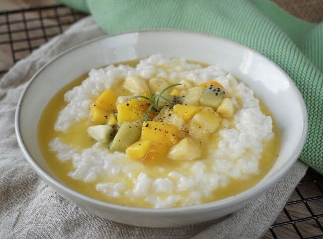 Kokosmilchreis auf exotischer Fruchtgrütze