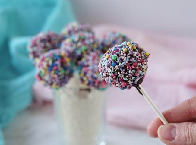 Leichte Schoko-Cake-Pops mit Frischkäse-Frosting