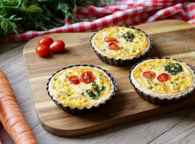 Bunte Mini-Quiche mit Gemüse