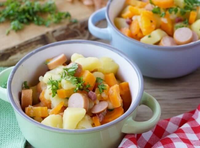 Möhreneintopf mit Kartoffeln und Wiener Würstchen