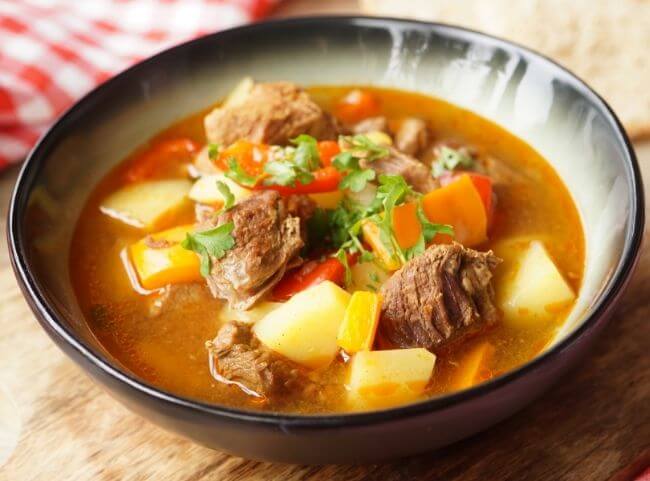 Einfaches Rezept für eine klassische Gulaschsuppe